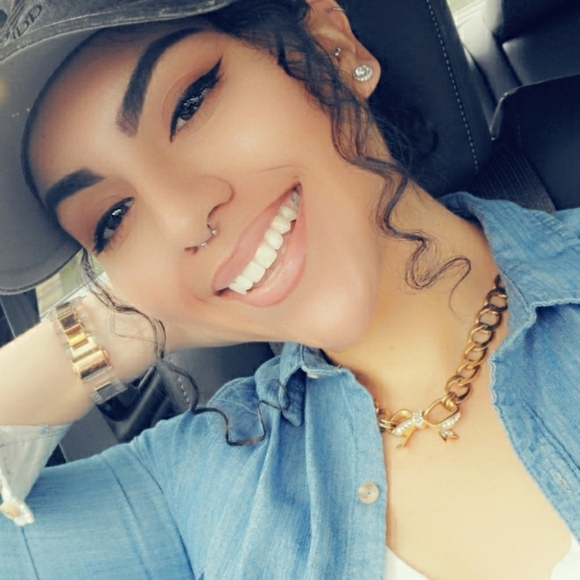 Meet your Posher, Andrea - Picture 1 of 1